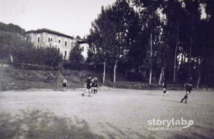 Partita di calcio sul campo dell'Orfanatrofio di via Santa Lucia in Bergamo