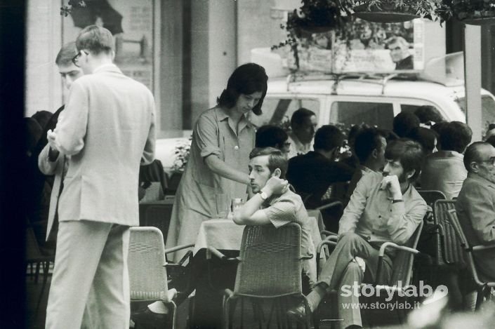 Sfaccendati Al Bar. Sul Sentierone Forse