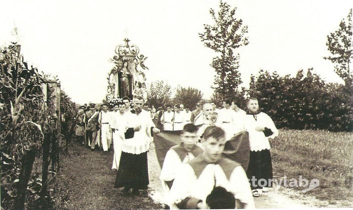Processione Con La Madonna Della Scopa