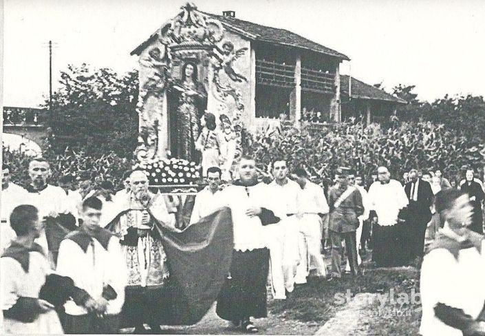 Processione Con La Madonna Della Scopa