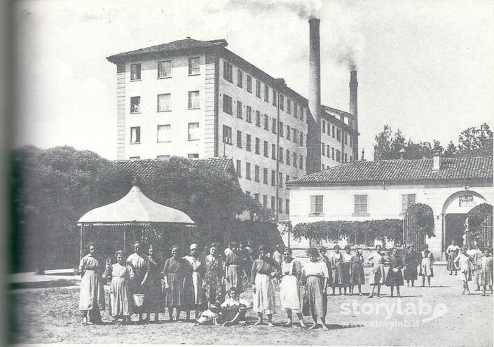 Operaie Nel Cortile Filanda Della Rasica(Rèsga) Anni 30