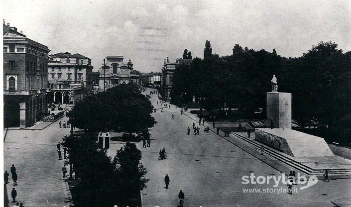 Sentierone E Monumento Ai Caduti Fascisti