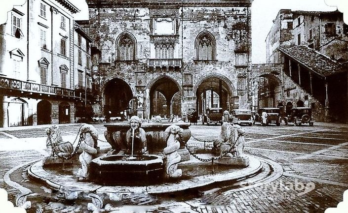 Piazza Vecchia Con Auto Parcheggiate