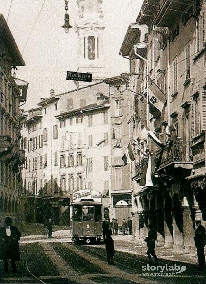 Città Imbandierata Festeggia La Vittoria Nel 1918