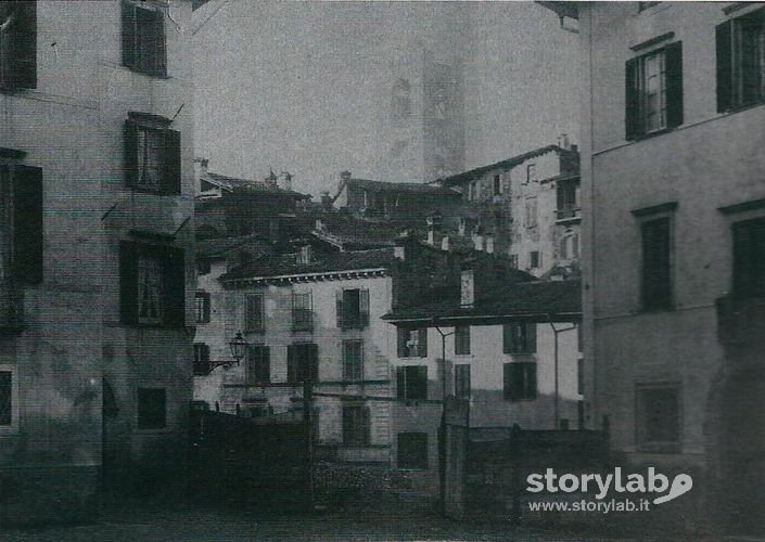 Piazza Mercato Del Fieno Fine 800