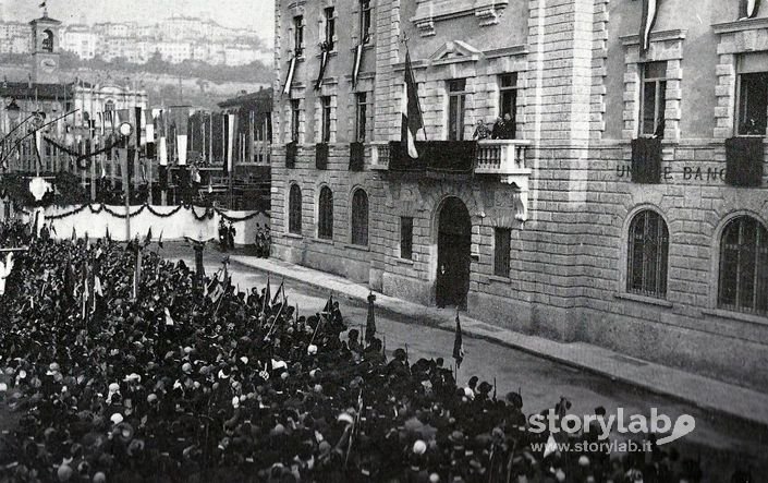 Il Re  Vittorio Emanuele Sul Balcone Della Camera Di Commercio 1925