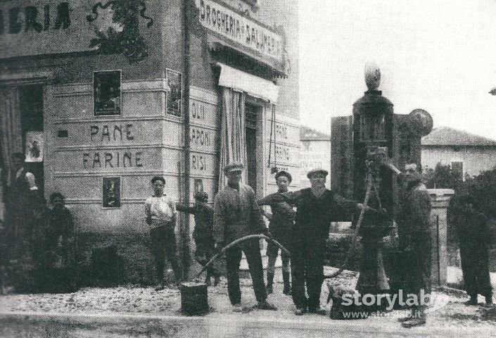 Uno Dei Primi Distributori Di Benzina A Bergamo 1930