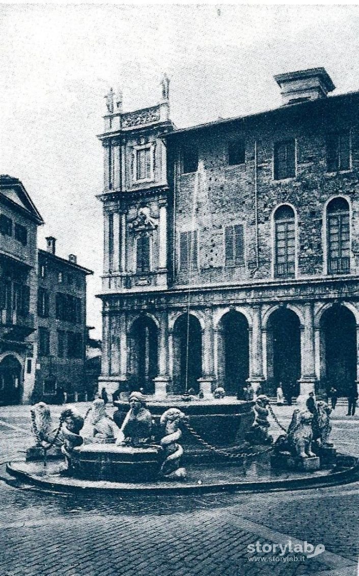 Piazza Vecchia Con L'Istituto Tecnico Inizio Anni 20