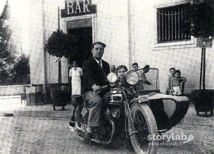 Isaia Bramani Davanti Al Bar Duse Anni 30