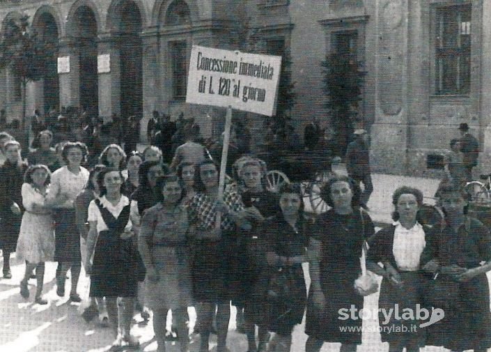 Manifestazione Di Donne Nell'Estate Del 1945 Davanti La Prefettura