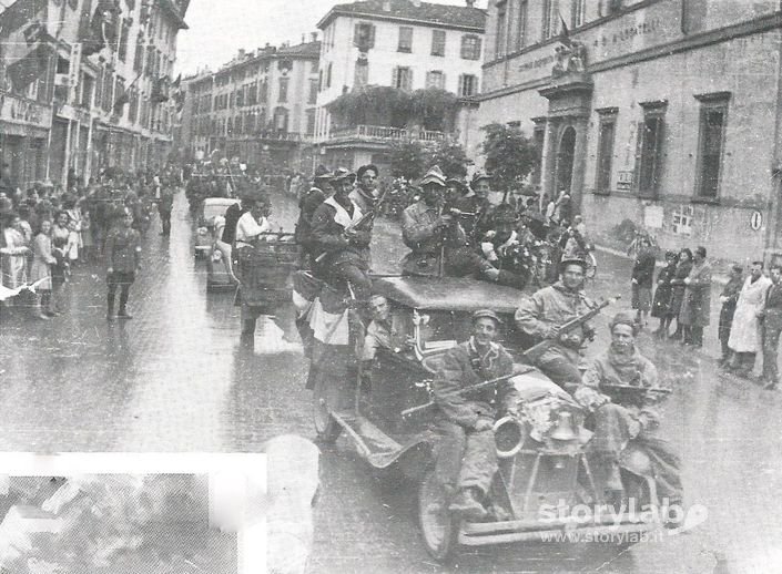 Brigate Partigiane Sfilano In Centro A Bergamo