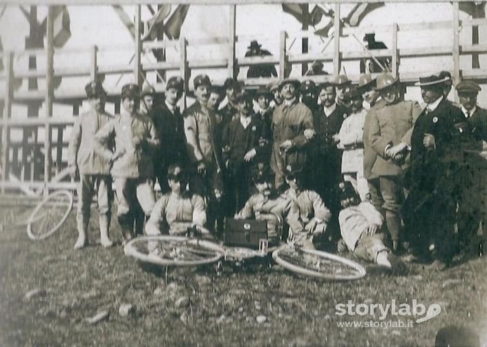 Volontari Della Croce Rossa In Servizio Presso L'Ippodromo 1908