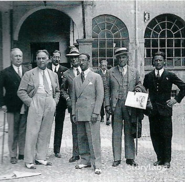 Antonio Locatelli(Ultimo A Destra)Visita L'Istituto Arti Grafiche 1930