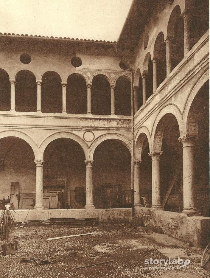 Chiostro Di Santa Marta