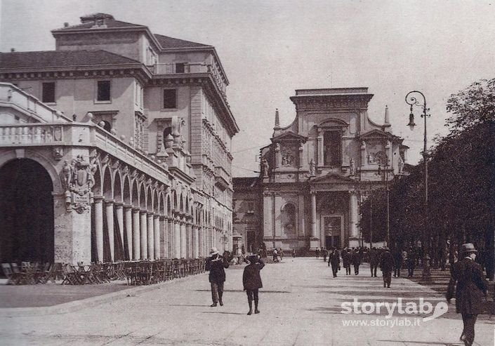 Il Sentierone E Chiesa S.Bartolomeo