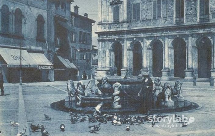 Piazza Vecchia Con Parasole Della Banca