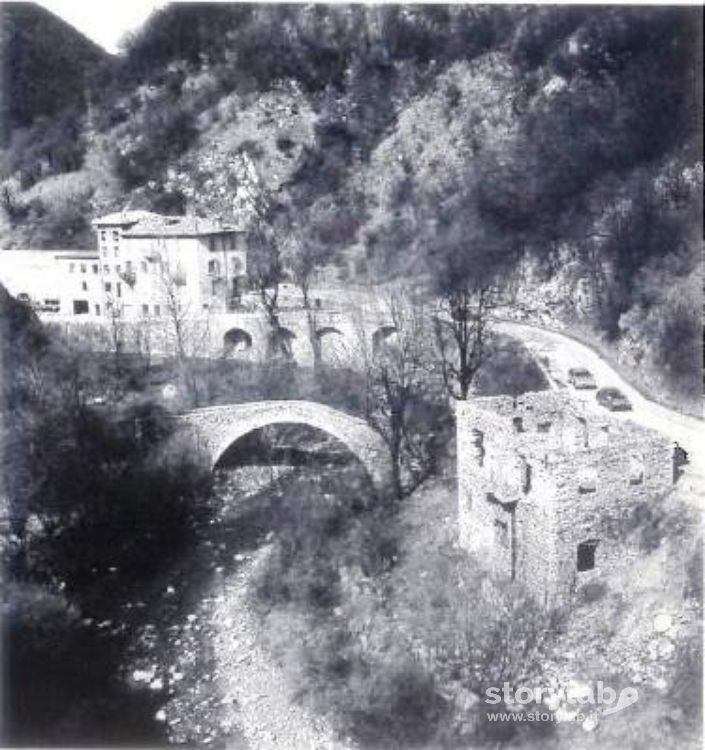 Ponte Del Cappello All'Inizio Della Strada Taverna