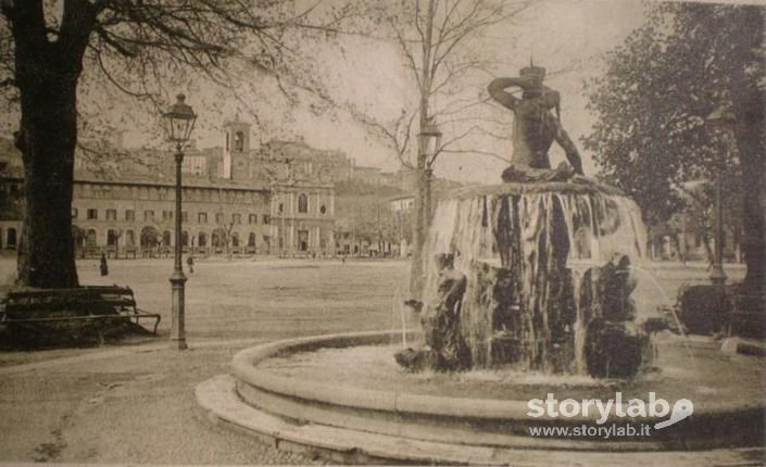 Piazza Baroni Con La Fontana Della Fiera 1920