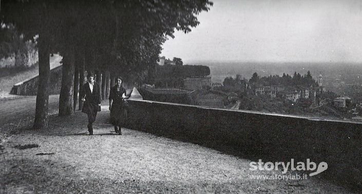 A Passeggio Sulle Mura Anni 30