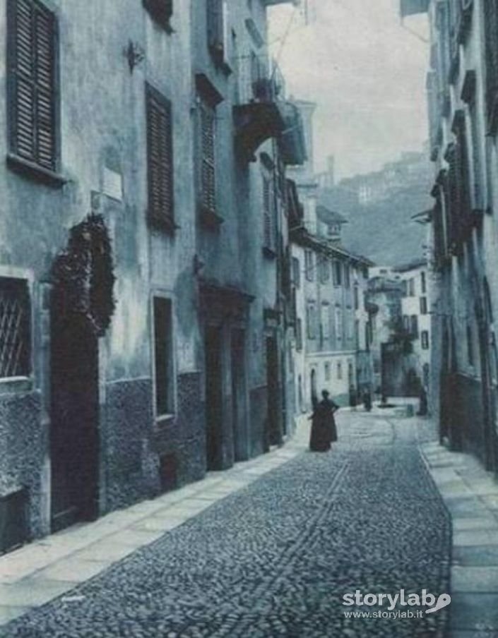 Via Borgo Canale Con La Casa Del Donizetti