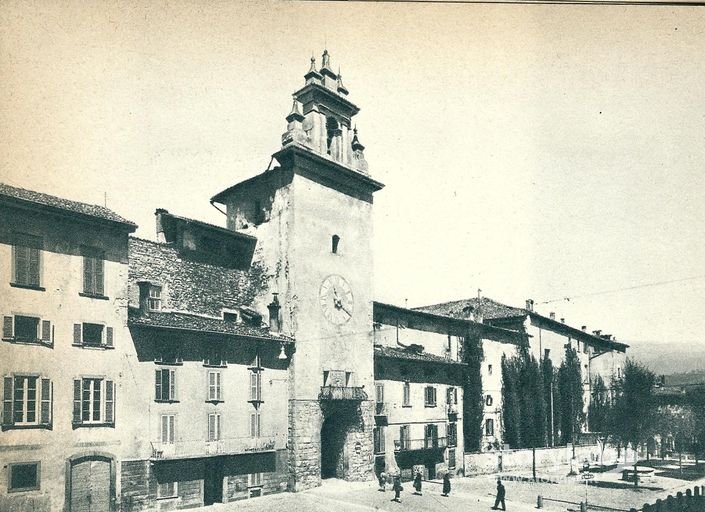 Piazza Mascheroni Anni 40