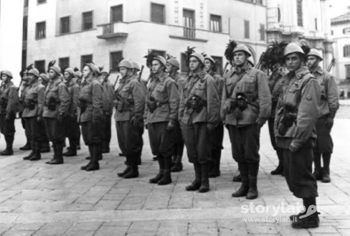 Soldati In Piazza Littorio