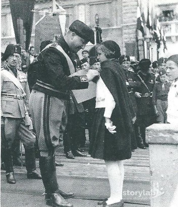 Decorazione In Piazza Vittorio Veneto 1939