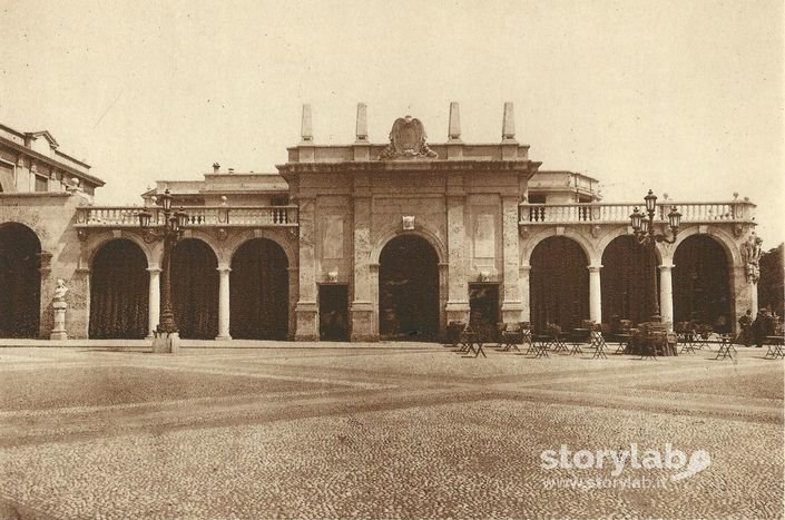 Piazza Vittorio Veneto Con Monumento A Lorenzo Mascheroni