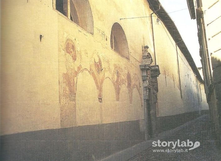 Affreschi Visibili Sulla Parete Del Monastero Di Santa Grata