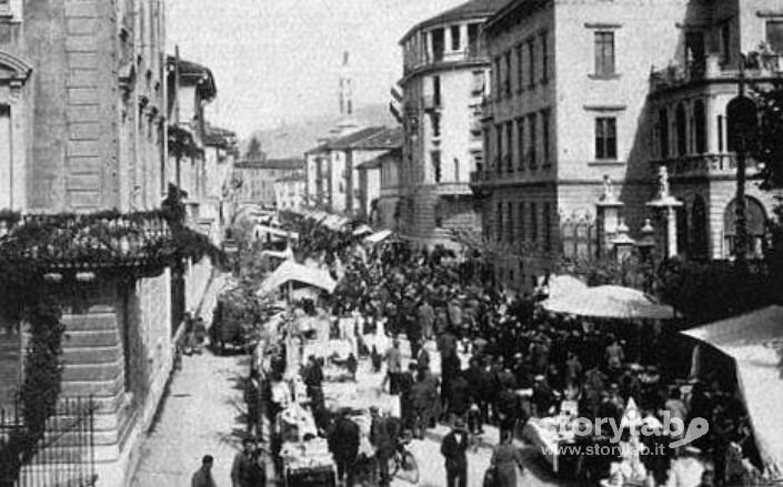 Mercato in via XXVIII  Ottobre  anni 30