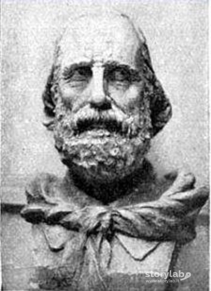 Busto di Garibaldi posto sotto il Palazzo della Ragione anni 20(Dov'è finito??)