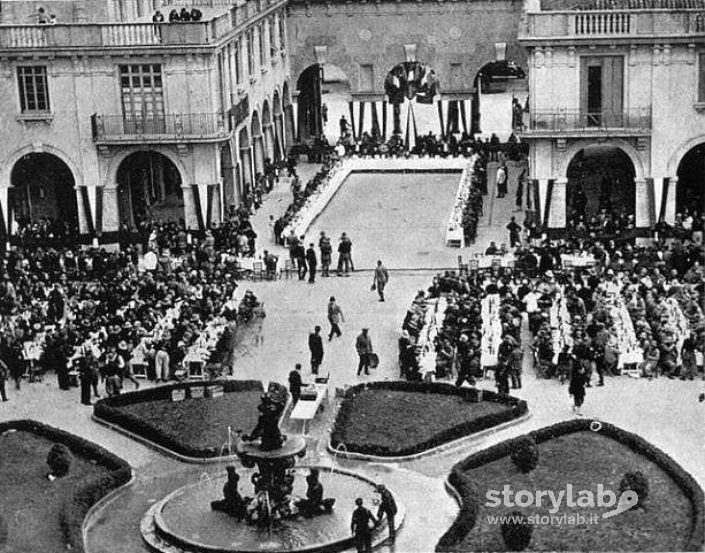 Tutti a tavola in Piazza Dante 1938