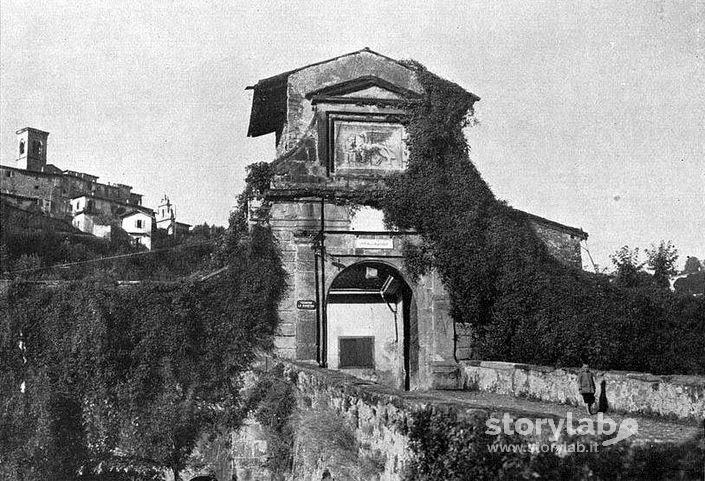 Porta San Lorenzo con affresco 1930