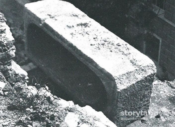 Sarcofago in serizzo rinvenuto in via Porta Dipinta  1939