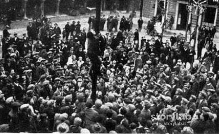 Palo della cuccagna in Piazza Pontida 1930