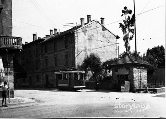 Tram linea 4 in via Previtali