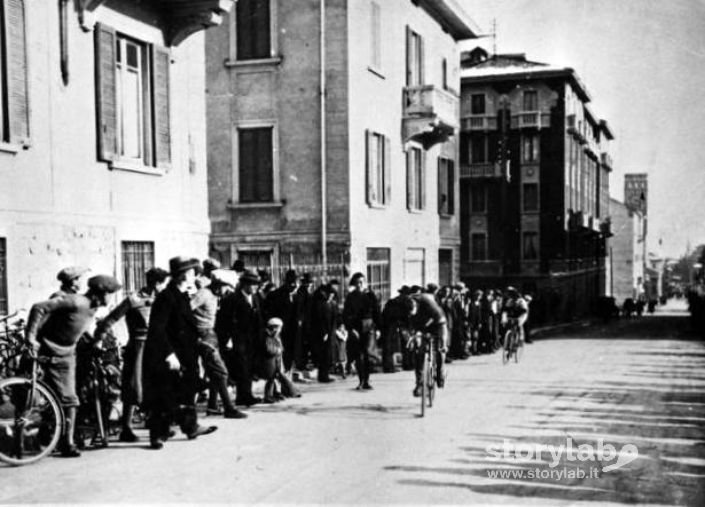 Corsa ciclistica in via Locatelli
