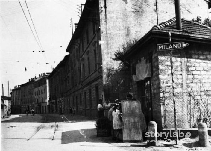 Banchetto gelati in via Previtali anni 40