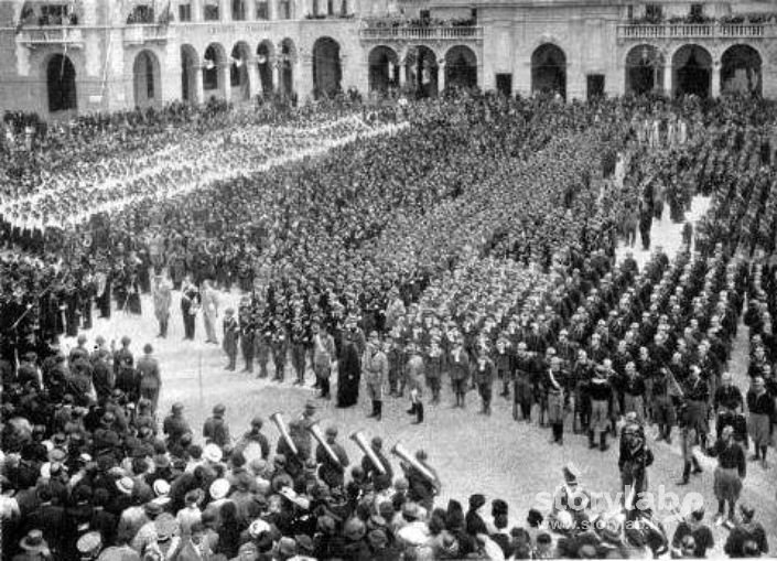 Leva fascista in Piazza Vittorio Veneto 1935