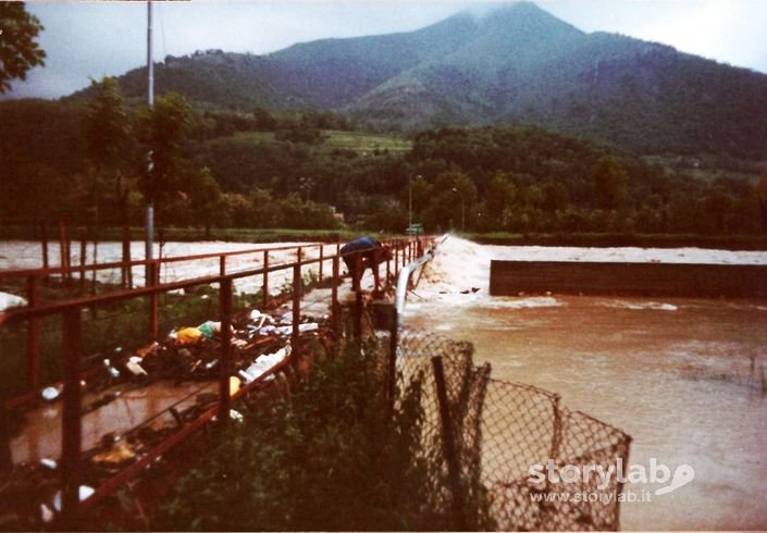 Passerella Honeger con la piena del fiume Serio