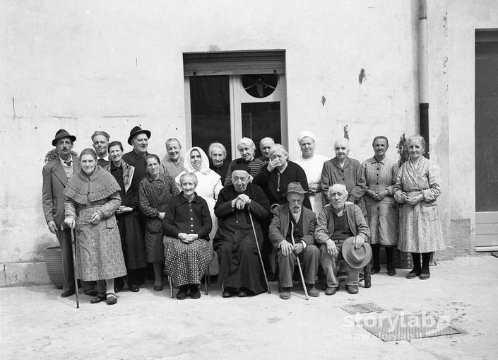 Ospiti Di Casa Serena In Occasione Di Compleanno