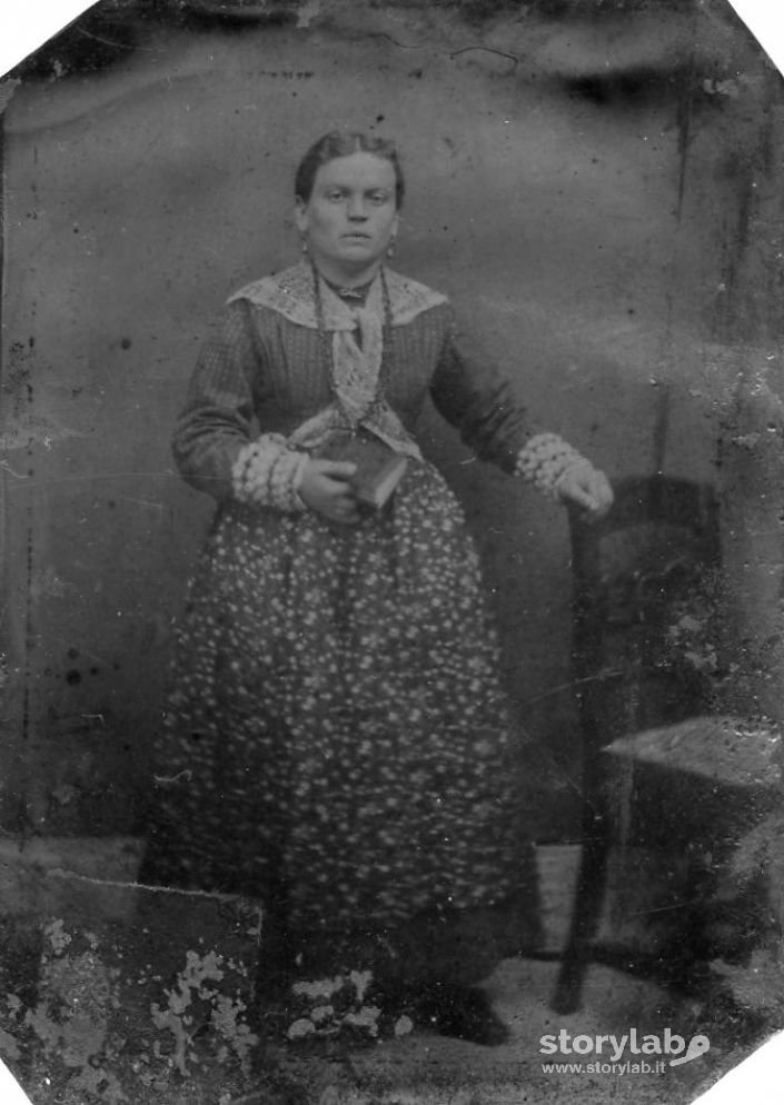 Foto Di Signora Su Lastra Di Metallo Dorata 