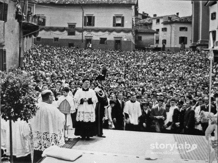 Folla In Piazza Per La Festa Della Madonna