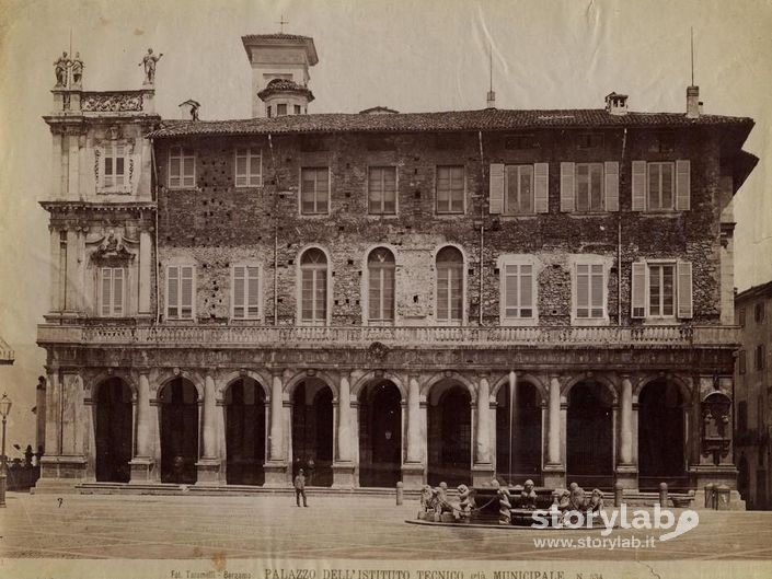 Palazzo Dell'Istituto Tecnico Già Municipale