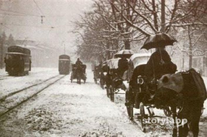 Bergamo, 1920. Le Carrozzelle Parcheggiate Di Fronte Al Teatro Donizetti.