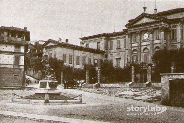 L'Accademia Carrara Con Il Monumento Agli Alpini, Posto Nel 1922 E Rimosso Nel 1938.