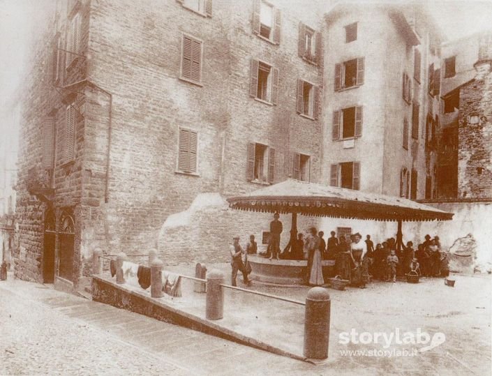 Lavatoio Di Via Mario Lupo (Da Bergamo Nelle Vecchie Fotografie, D. Lucchetti)