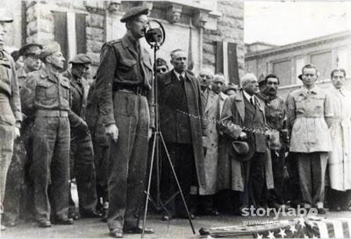 Bergamo, Comizio Del Comandante Fletcher Con I Membri Del Cln Dopo La Liberazione. 1945