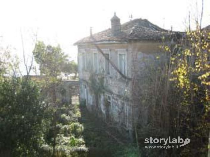 La Casa Del Custode Del Castello Di S. Vigilio Avviluppata Dalla Vegetazione