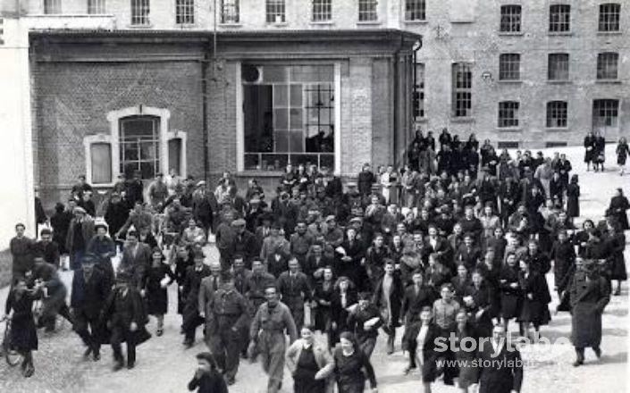 Bergamo, Operai In Uscita Dall`Istituto Italiano Di Arti Grafiche. Anni `30 Del Xx Secolo